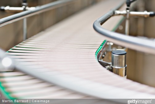 L'automate programmable industriel permet notamment de commander les tapis roulants sur les chaînes de montage. Source image : gettyimages