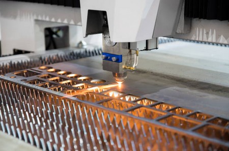 Quels sont les avantages de la découpe laser acier pour l'industrie?