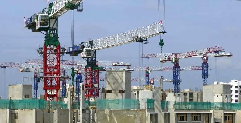 Chantier de construction de bâtiments avec de nombreuses grues