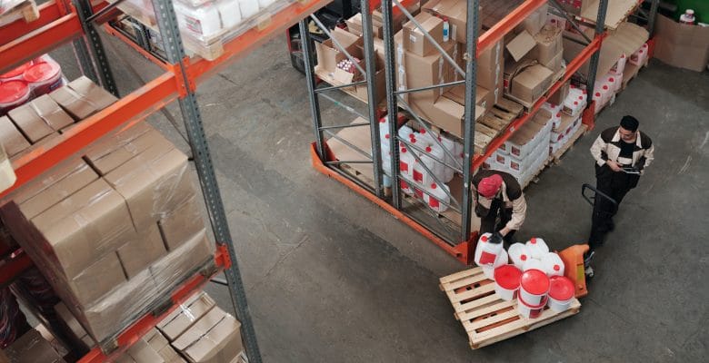 Palettes emballées grâce à une housseuse