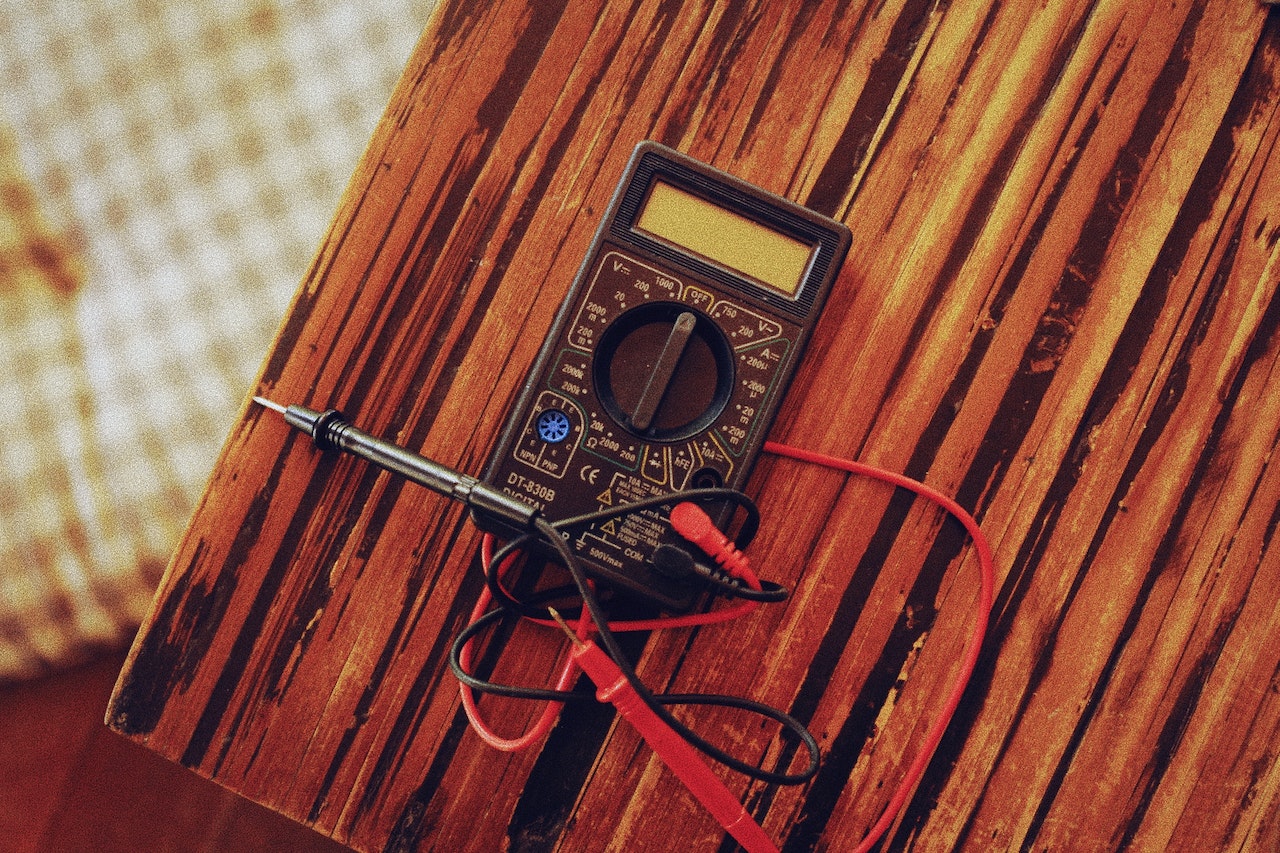 TUTO] Utiliser un Multimètre / VoltMetre / AmpèreMètre / Ohm mètre